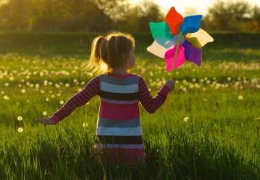 Kız güneş ışığı altında 