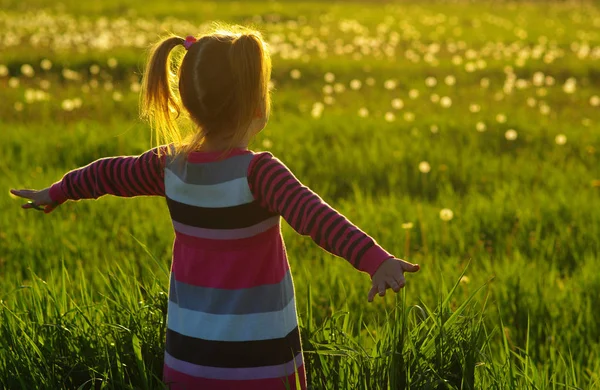 Menina sob a luz do sol — Fotografia de Stock