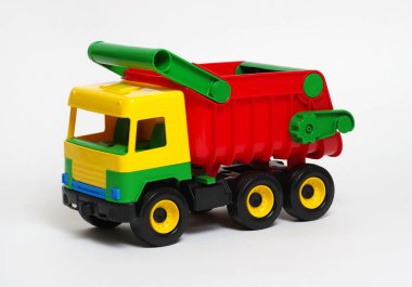 Beyaz izole oyuncak araba