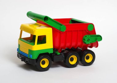 Beyaz izole oyuncak araba