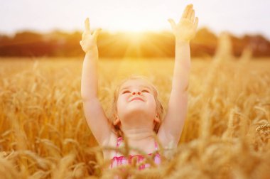 Bir buğday günbatımında gurl