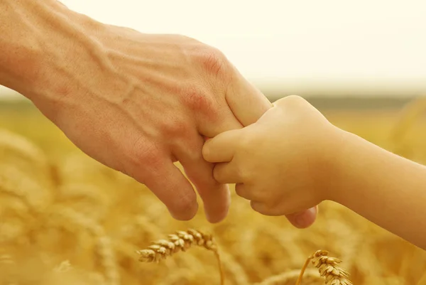 Händer till far och dotter — Stockfoto