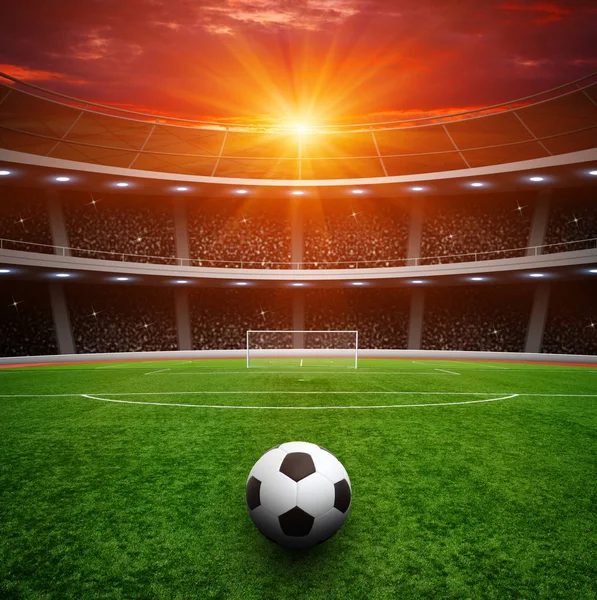 Футбольний м'яч на зеленому стадіоні — стокове фото