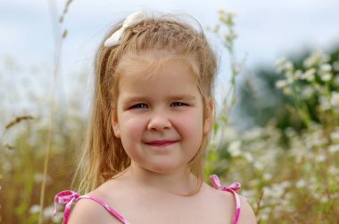  çayır üzerinde küçük kız 