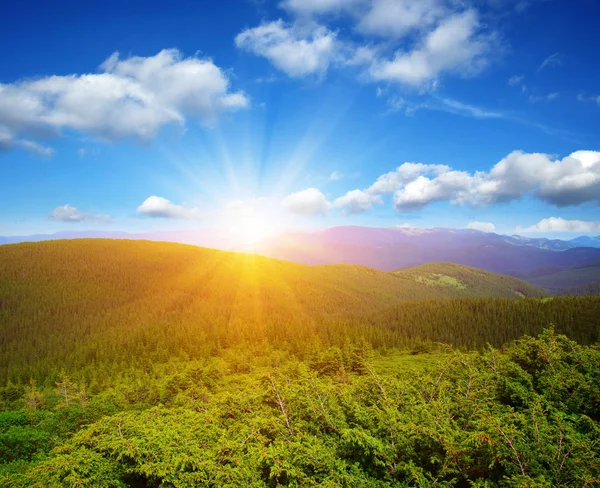 Mountain with the sun — Stock Photo, Image