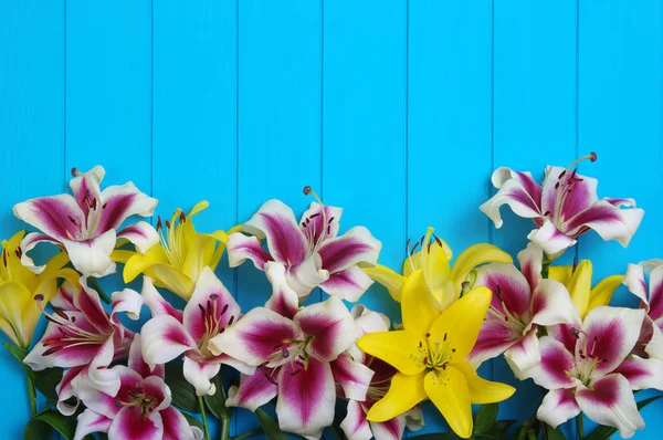 Flores de lírio em tábuas de madeira — Fotografia de Stock