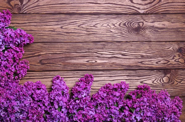 Flores lilás em uma velha madeira — Fotografia de Stock