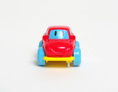 Beyaz izole oyuncak araba
