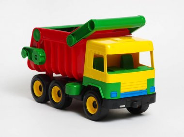 Beyaz izole oyuncak araba