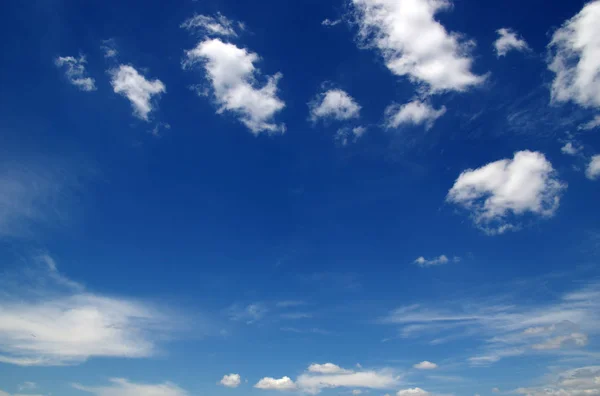 Witte wolken — Stockfoto