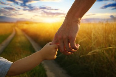 Anne-baba ve litlle çocuğun elleri