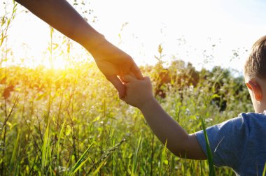 Anne-baba ve litlle çocuğun elleri