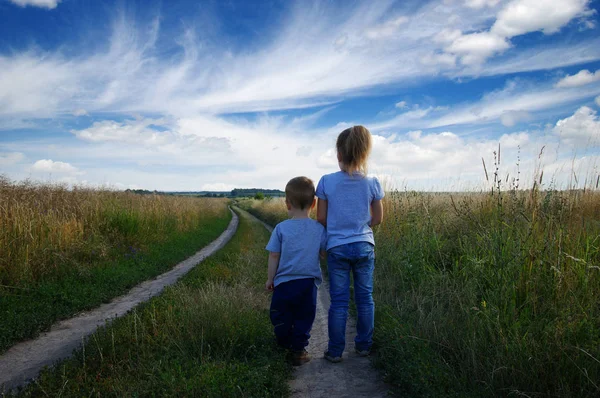 Niño y niña en el campo — Foto de Stock