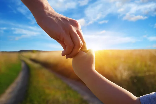 Las manos del padre y del niño pequeño — Foto de Stock