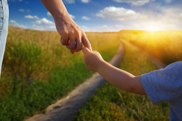 Las manos del padre y del niño pequeño — Foto de Stock