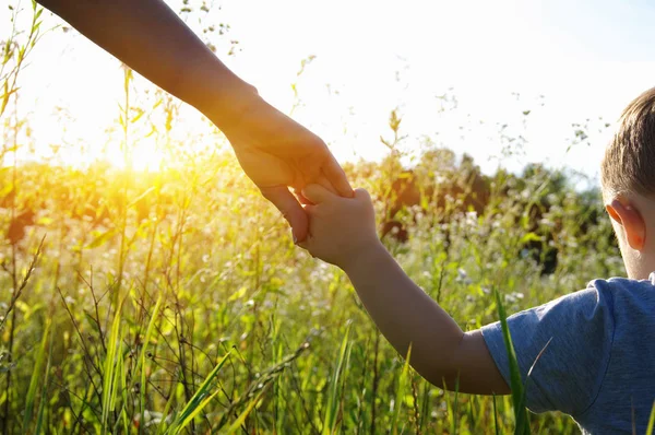 Las manos del padre y del niño pequeño —  Fotos de Stock