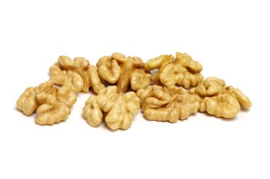 Cevizler beyaz üzerine izole 