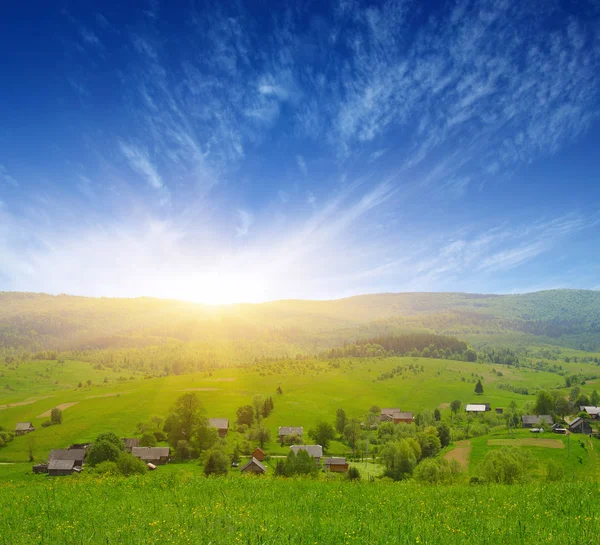 Berg met de zon — Stockfoto