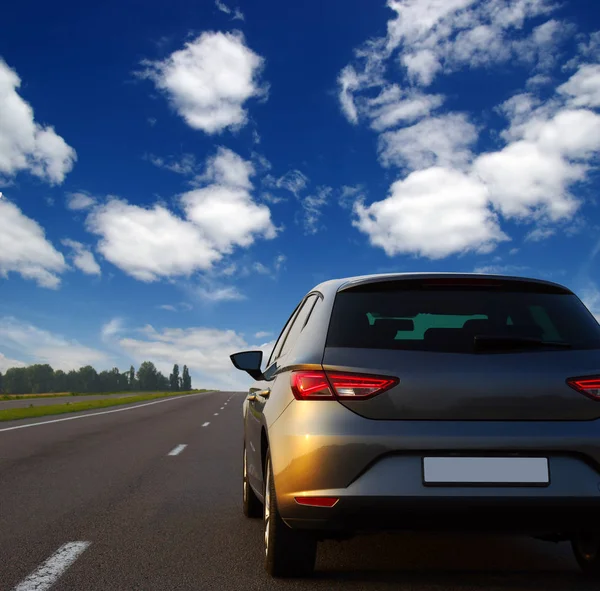 Auto e su strada — Foto Stock