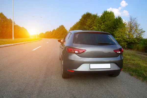 Coche en carretera asfaltada en la naturaleza — Foto de Stock