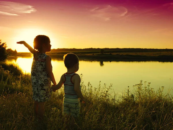 Niño y niña en el campo — Foto de Stock