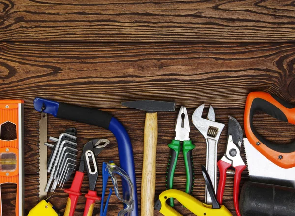 ahşap zemin üzerinde araçları 