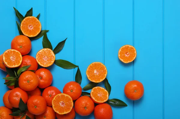 Оранжевый на фоне дерева. — стоковое фото