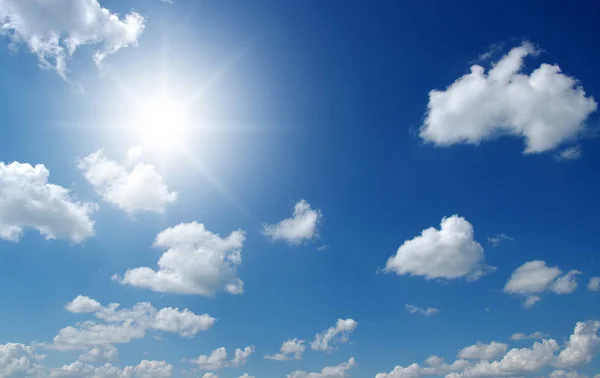 Sol no céu azul — Fotografia de Stock