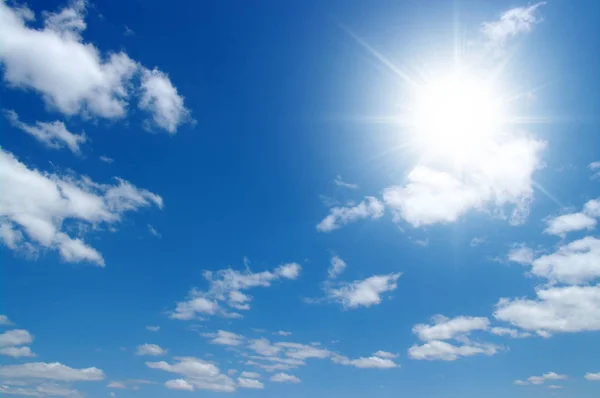 Zon op blauwe hemel — Stockfoto