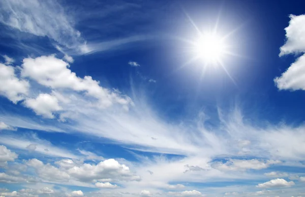 Sole sul cielo blu — Foto Stock
