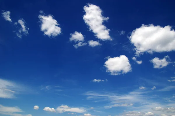 Mavi Gökyüzü Beyaz Bulutların Arkaplanı — Stok fotoğraf