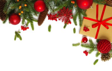 Beyaz arkaplanda Noel kompozisyonu. 