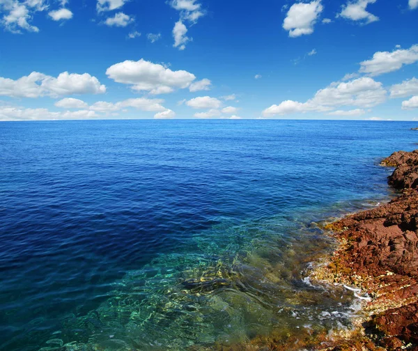 Море со скалами . — стоковое фото