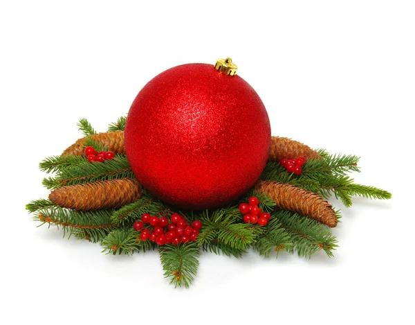 Christbaumkugeln mit Tannenzweigen — Stockfoto