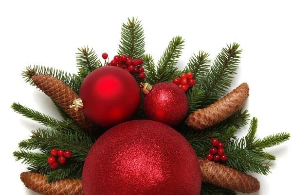 Kerstversiering: rode ballen met kegels en dennenbomen — Stockfoto