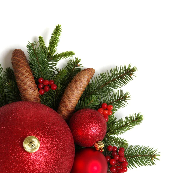 Dekoration julgranskulor med grenar av granen — Stockfoto