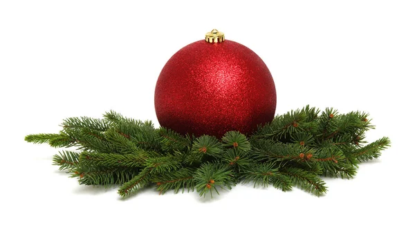 Kerstversiering: rode ballen met kegels en dennenbomen — Stockfoto