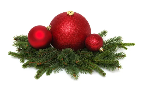 Рождественское украшение: красные шары с конусами и елками — стоковое фото