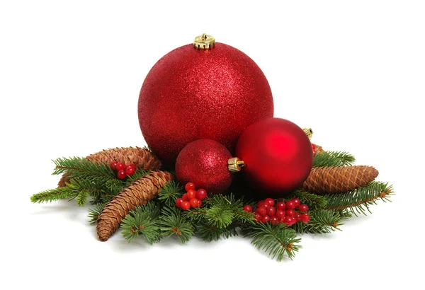 Weihnachtsdekoration: rote Kugeln mit Zapfen und Tannenzweigen — Stockfoto