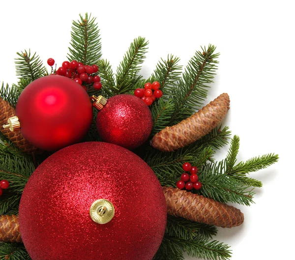 Ozdoba świąteczna: czerwone kulki z szyszkami i gałązkami jodły — Zdjęcie stockowe
