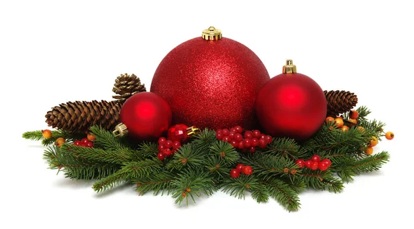 Decoración de Navidad: bolas rojas con conos y ramas de abeto —  Fotos de Stock