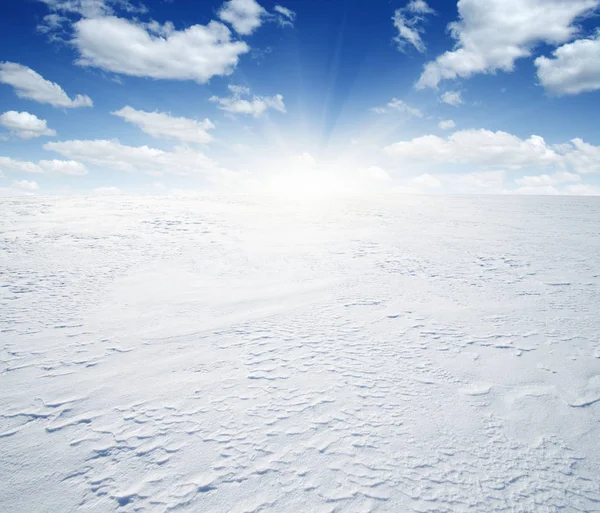 Χιονισμένα πεδία στον ουρανό και τον ήλιο. — Φωτογραφία Αρχείου