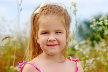  çayır üzerinde küçük kız 