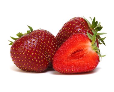 Taze çilek beyazda izole edilmiş.