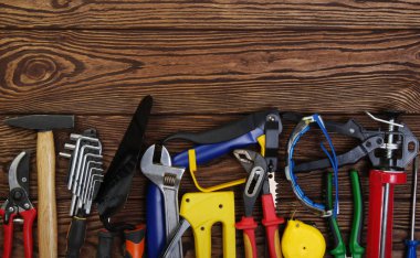 ahşap zemin üzerinde araçları 