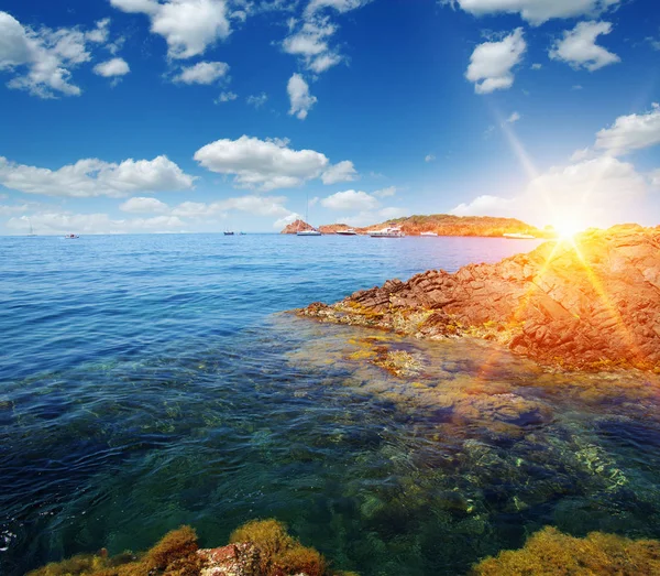 Голубое море и солнце — стоковое фото