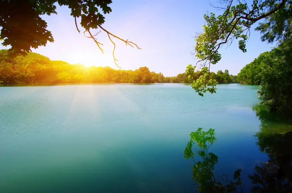 Agua del lago y sol — Foto de Stock