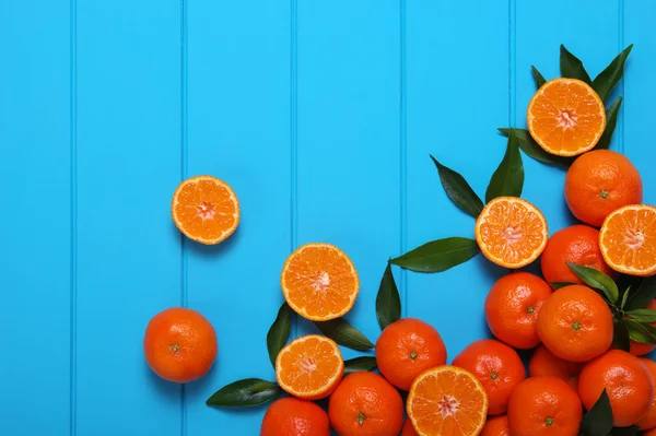 Оранжевый на фоне дерева. — стоковое фото