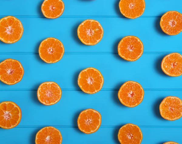 Апельсины на деревянном фоне — стоковое фото