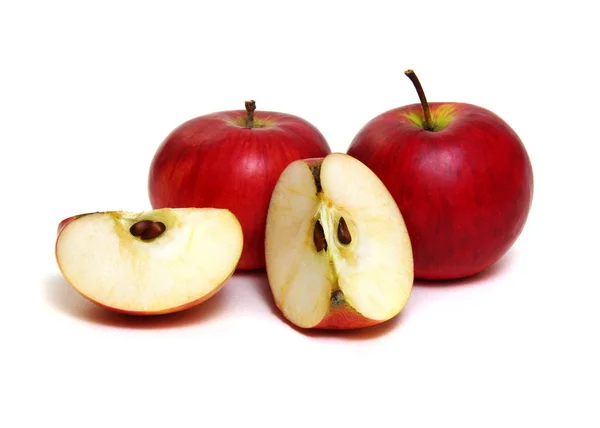 แอปเปิ้ลที่มีชิ้นบนพื้นหลังสีขาว — ภาพถ่ายสต็อก